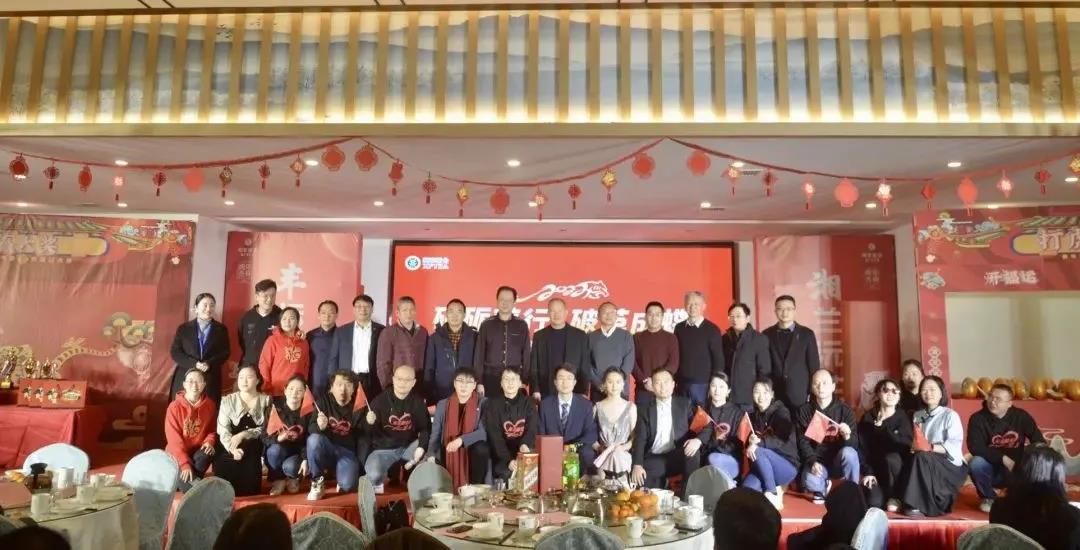 ld体育(中国)官方网站-LD sport集团主要领导和嘉宾与部分演职人员合影.jpg ld体育(中国)官方网站-LD sport集团主要领导和嘉宾与部分演职人员合影.jpg